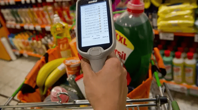 Ein Handlesegerät, mit dem Kund:innen während des Einkaufs ihre Waren selbst scannen.