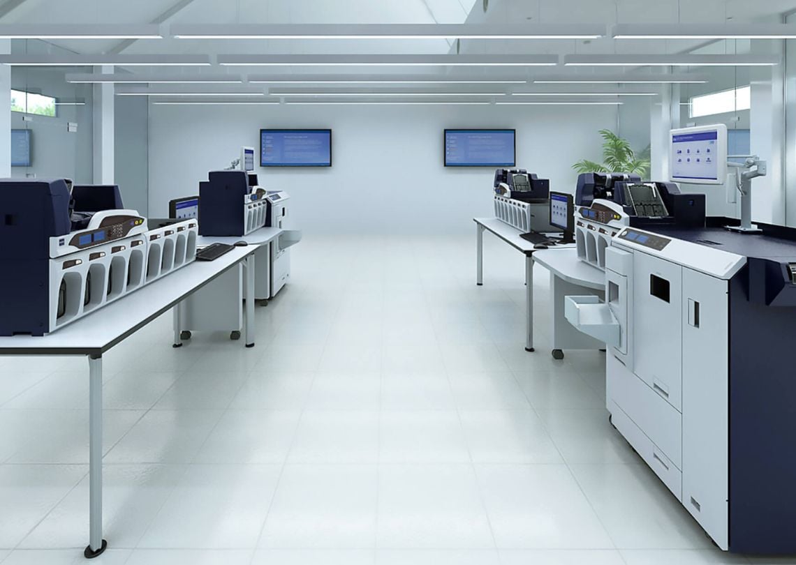 Ambiente moderno com equipamentos de alta tecnologia, contadoras, incluindo máquinas e telas, ideal para otimização de processos e eficiência operacional.