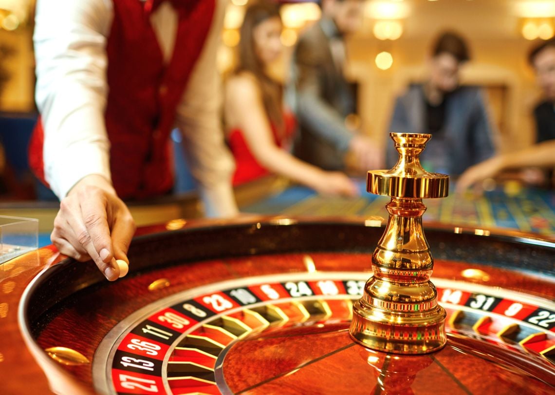 Imagem de uma mesa de roleta em um cassino, com foco na bola e na peça central dourada, representando a emoção do jogo e apostas.