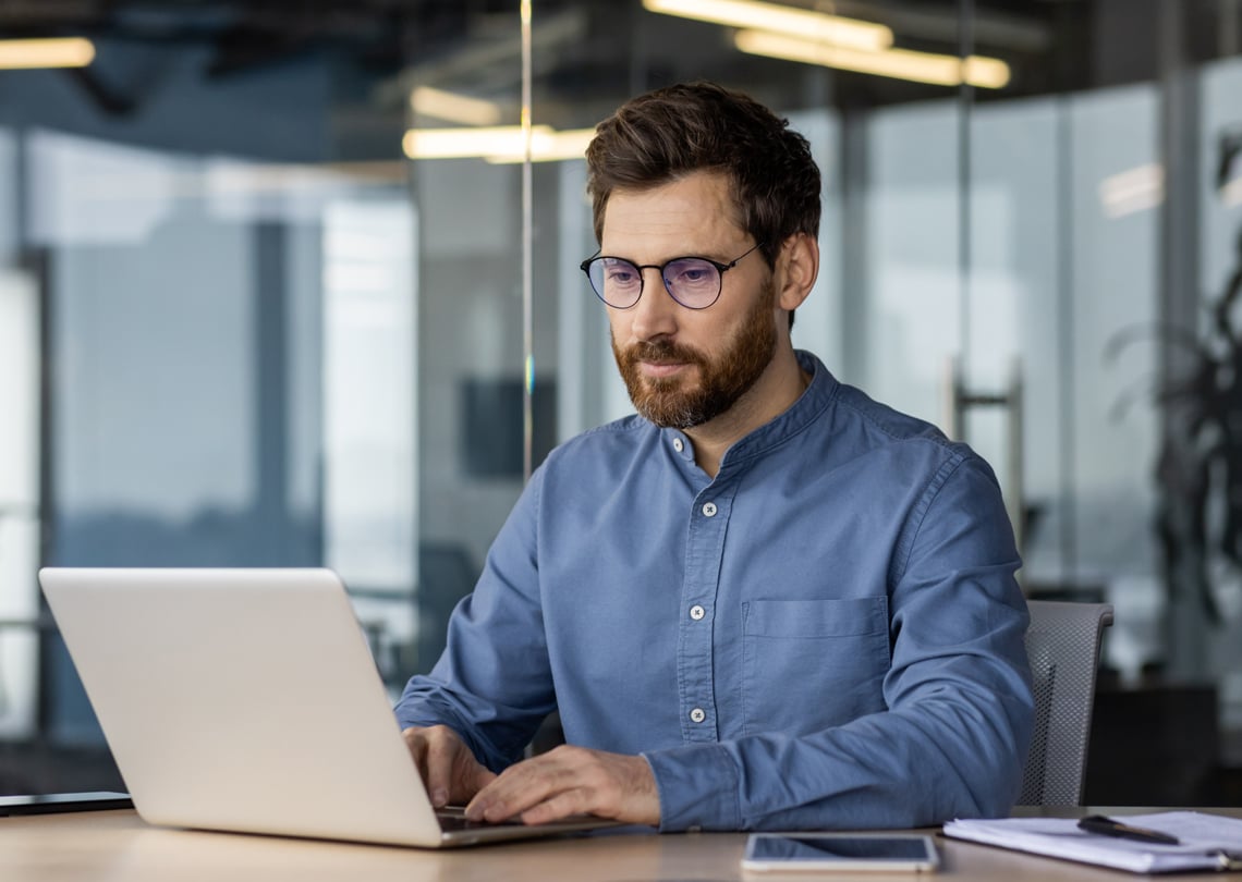 current-vancancies-male-on-laptop1140x810
