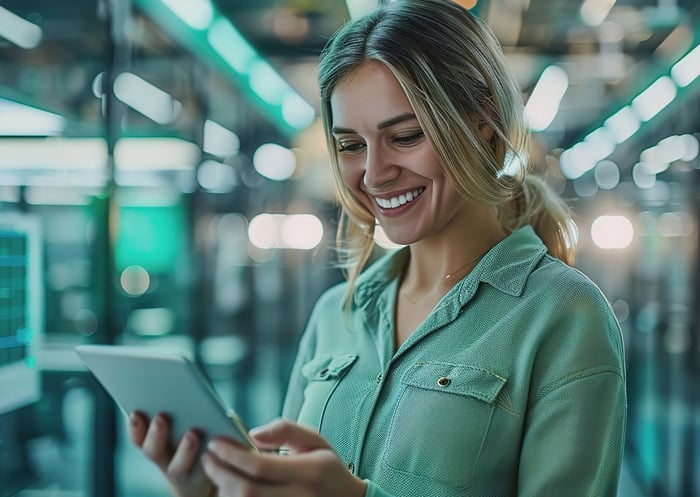 lady-in-data-centre-transition-to-cloud-1140x810