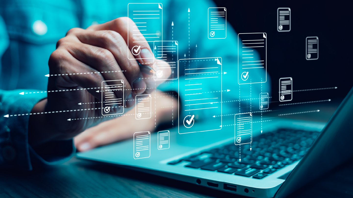 Imagem digital de um profissional interagindo com documentos virtuais em uma tela de computador, representando gestão de documentos eletrônicos e tecnologia da informação.