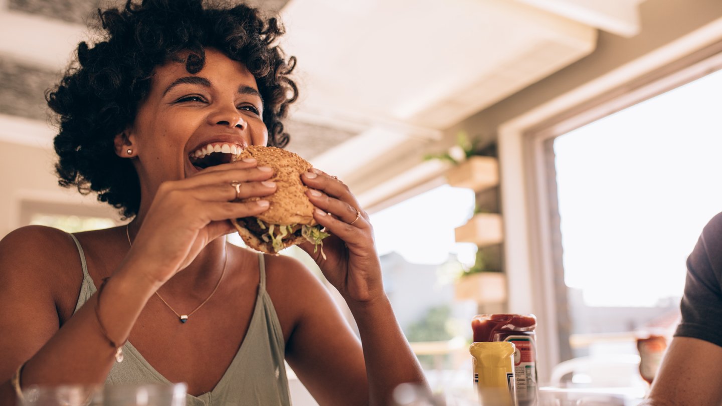 restaurant-lady-eating-burger-1140x810