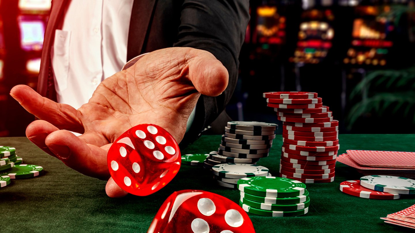 Jogador lança dados em mesa de cassino com fichas e cartas, destacando o setor de jogos, casas de apostas e soluções para manuseio de dinheiro.