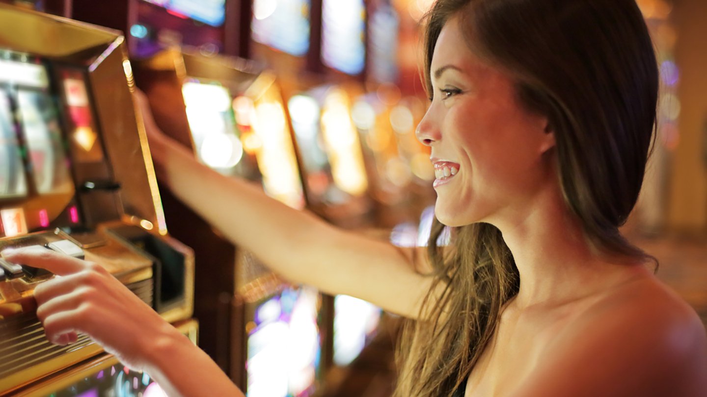 casino-gaming-lady-slot-machines-1440x810