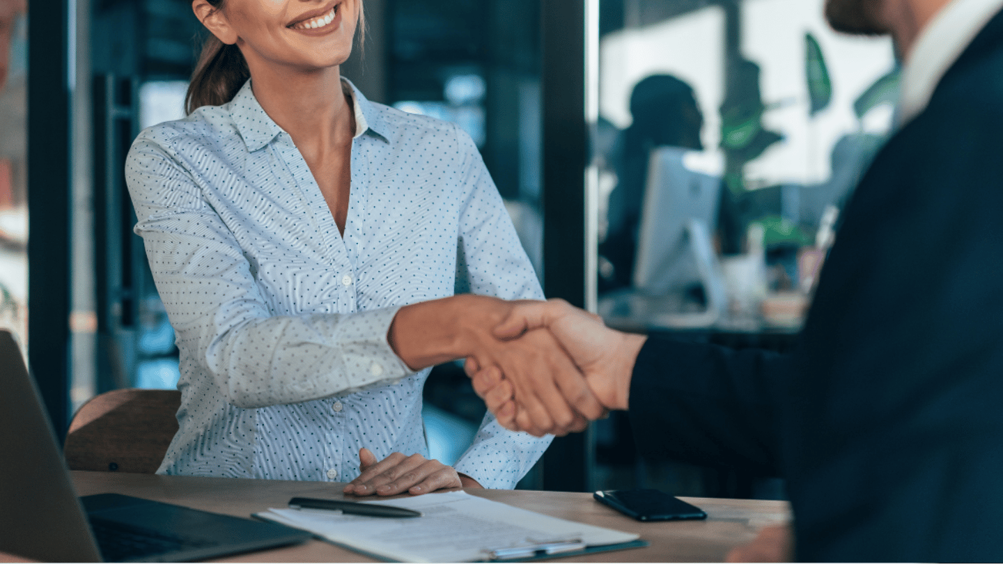 People_handshake_woman _1440x810