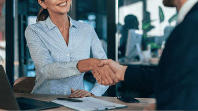 People_handshake_woman _1440x810