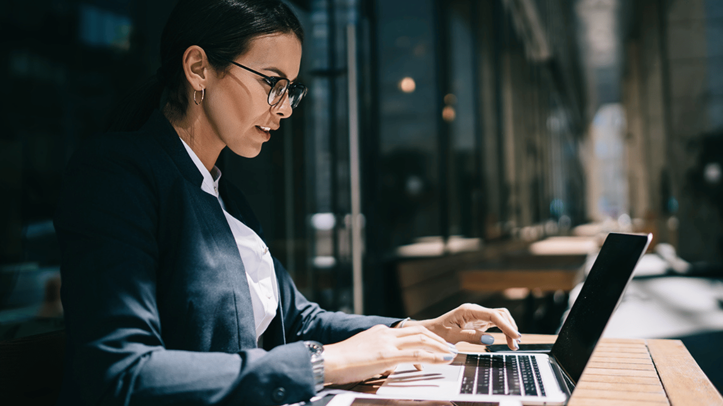 Woman Laptop_1440x810