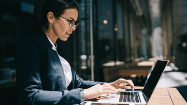 Woman Laptop_1440x810