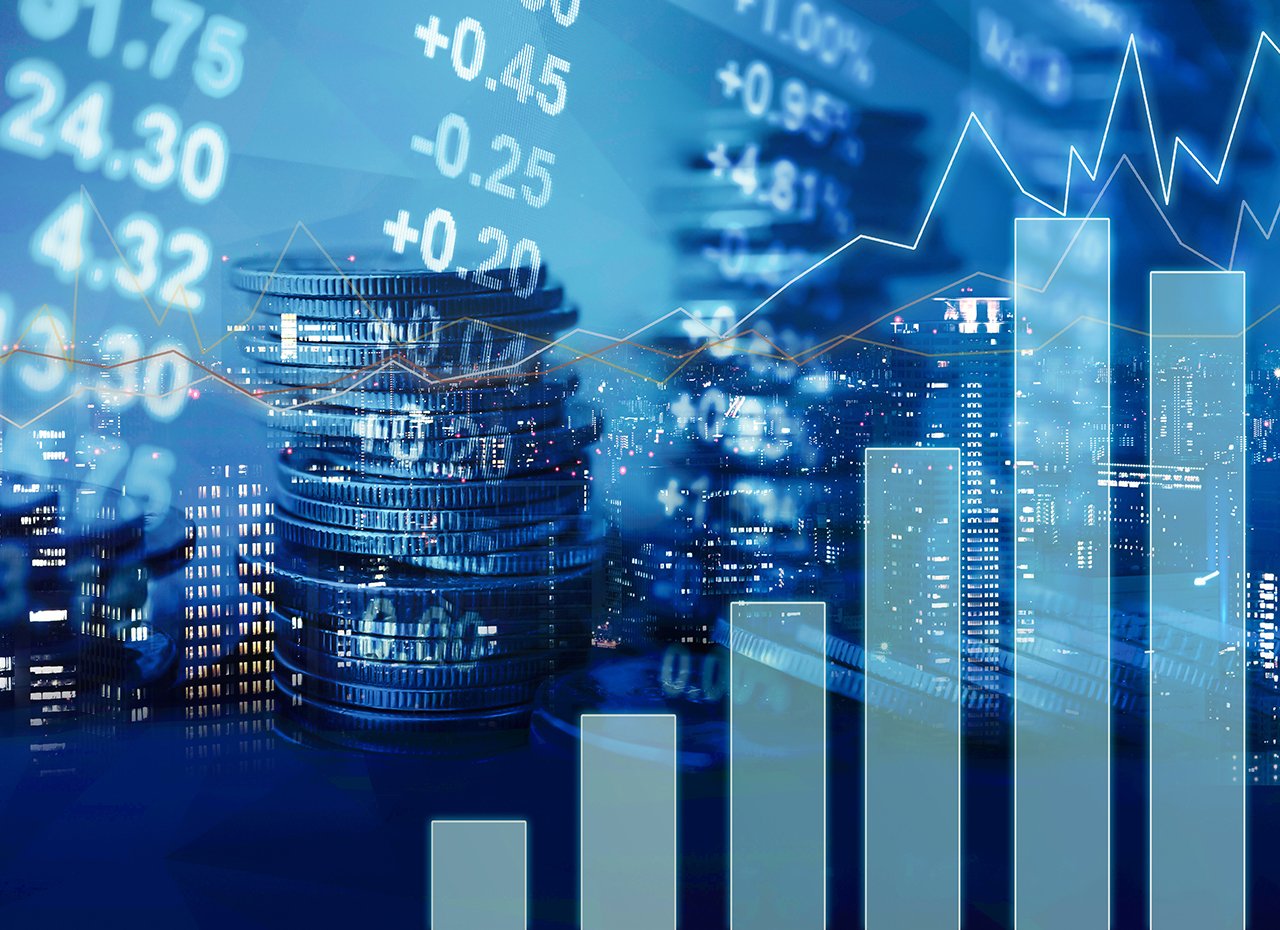 Mehrfachbelichtung einer Grafik, einer Aktienanzeige und einer Reihe von Münzen für ein Finanz- und Bankkonzept