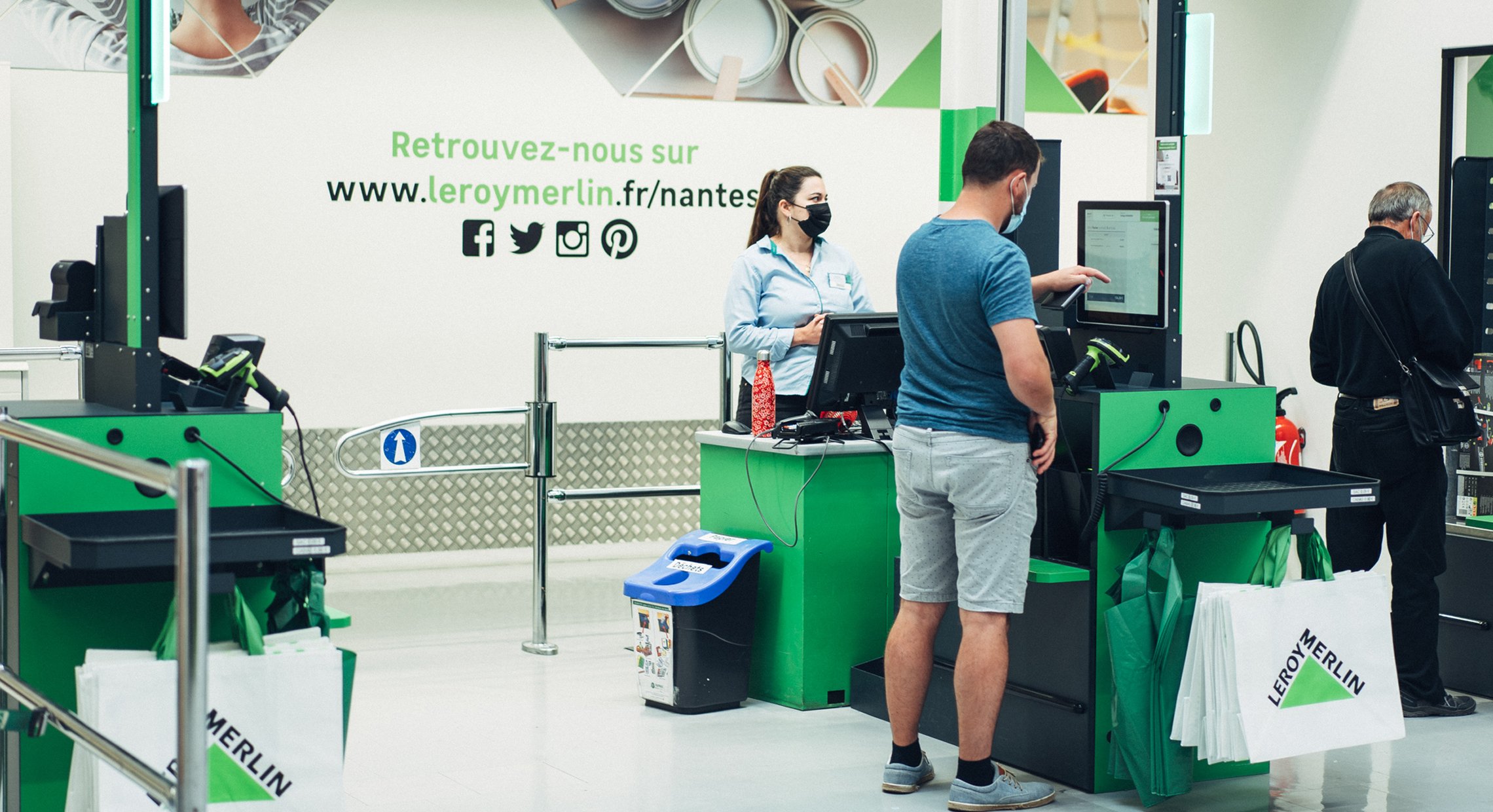 retail_self_checkout_2280x1240_tablet