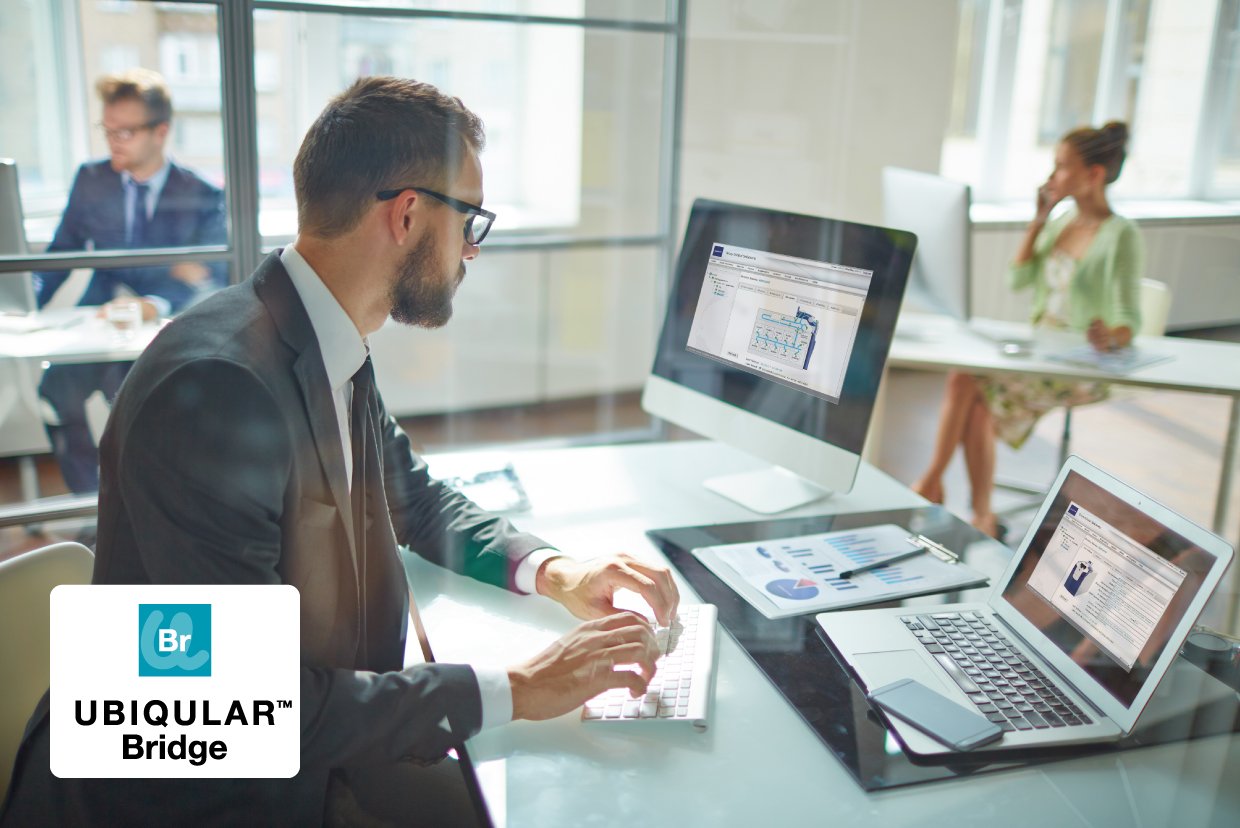 Profissional trabalhando em escritório moderno com computador, tablet e espalhamento de documentos, transmitindo tecnologia e produtividade.