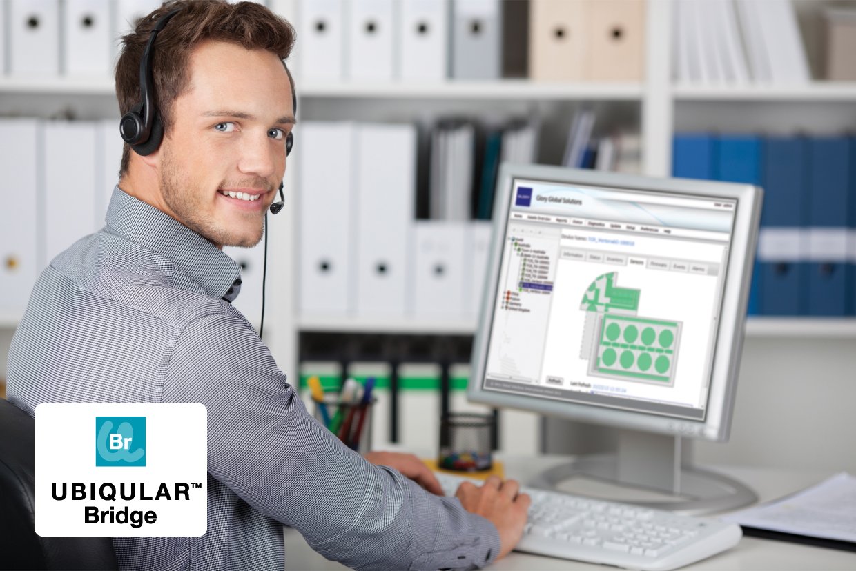 Homem trabalhando com o software UIBULAR Bridge em um projeto de engenharia ou arquitetura, usando computador com tela exibindo diagramas e modelos do programa.