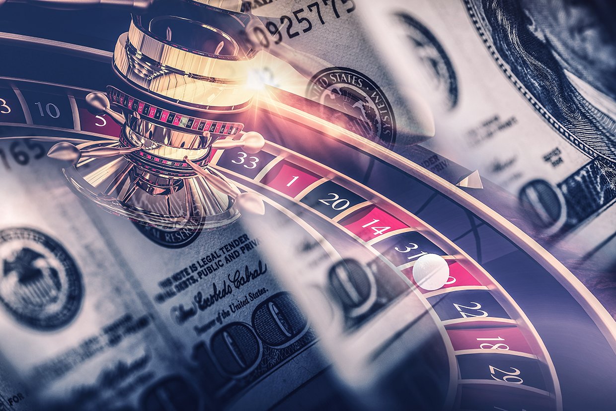Imagem de uma roleta de cassino com notas de dinheiro ao fundo, simbolizando apostas e jogos de azar. Ideal para interessados em jogos e cassino online.