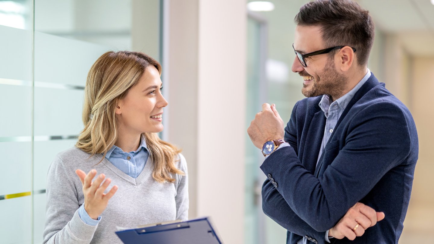 office-talk-man-and-woman-1140x810