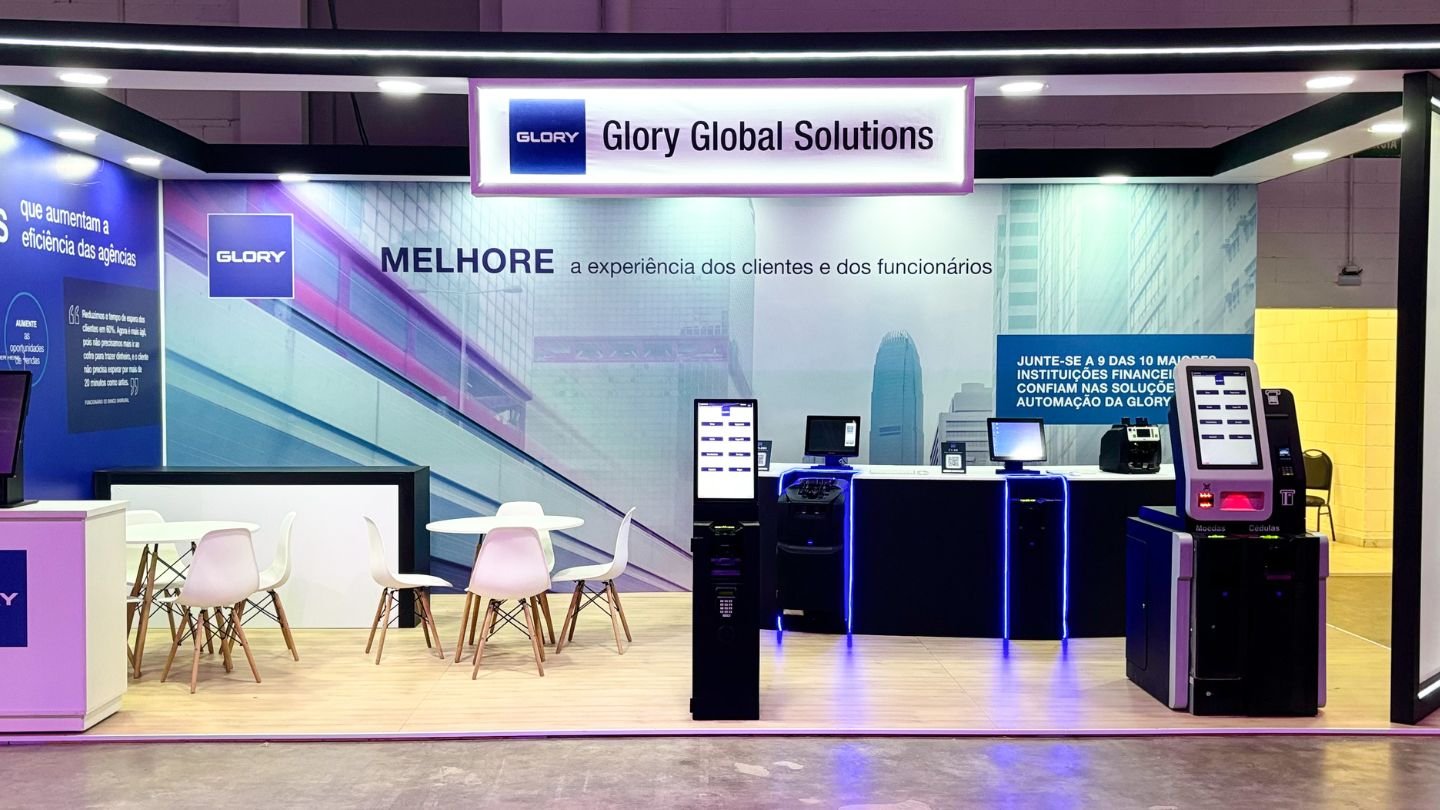 Stand da Glory Global Solutions apresentando soluções de automação para melhorar a experiência dos clientes e funcionários em eventos de tecnologia.